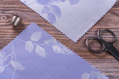 Tekstil makas ve yüksük vintage bir ahşap tablo