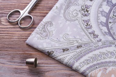 Tekstil makas ve yüksük vintage bir ahşap tablo