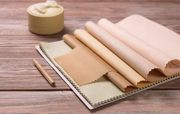 Tekstil makas ve yüksük vintage bir ahşap tablo