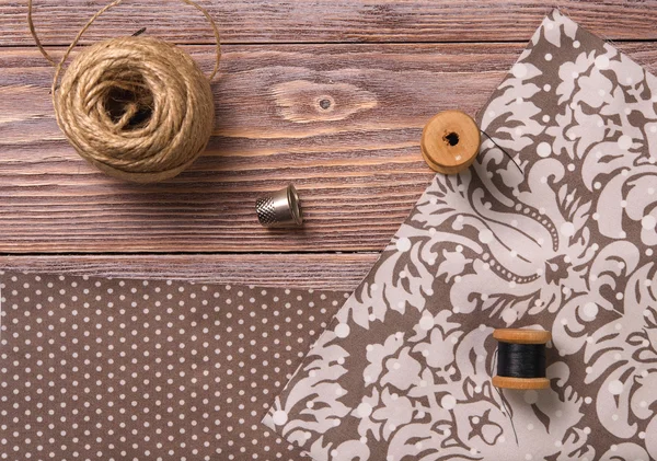 Tekstil makas ve yüksük vintage bir ahşap tablo