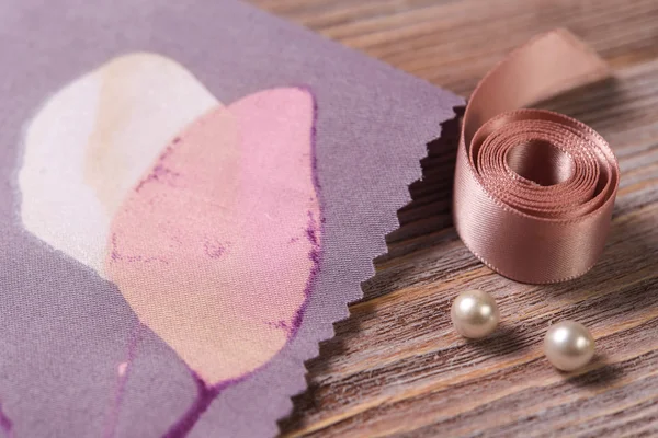 Tekstil makas ve yüksük vintage bir ahşap tablo