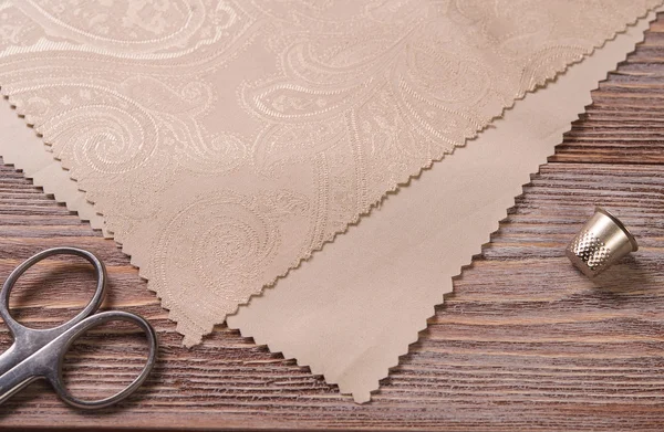 Tekstil makas ve yüksük vintage bir ahşap tablo
