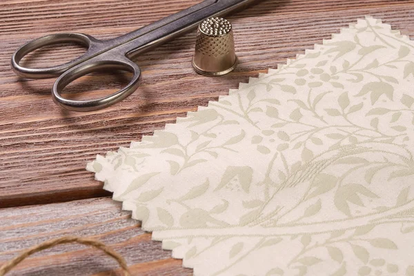 Tekstil makas ve yüksük vintage bir ahşap tablo