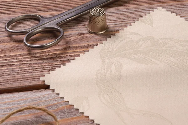 Tekstil makas ve yüksük vintage bir ahşap tablo