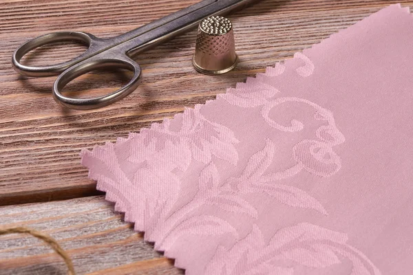 Tekstil makas ve yüksük vintage bir ahşap tablo