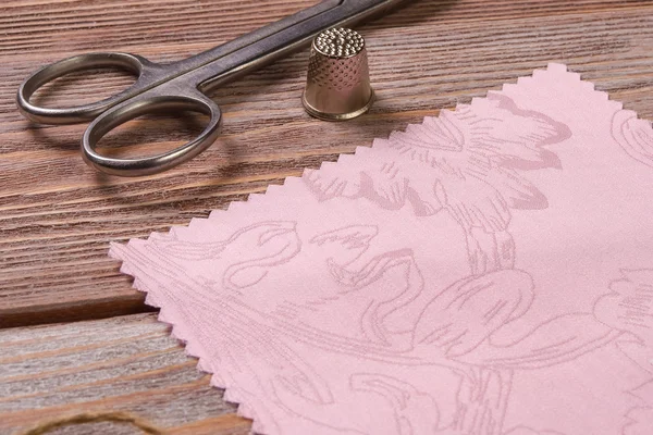 Tekstil makas ve yüksük vintage bir ahşap tablo