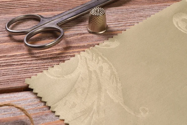 Tekstil makas ve yüksük vintage bir ahşap tablo