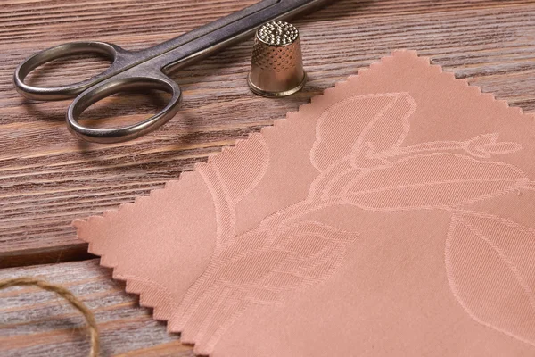 Tekstil makas ve yüksük vintage bir ahşap tablo