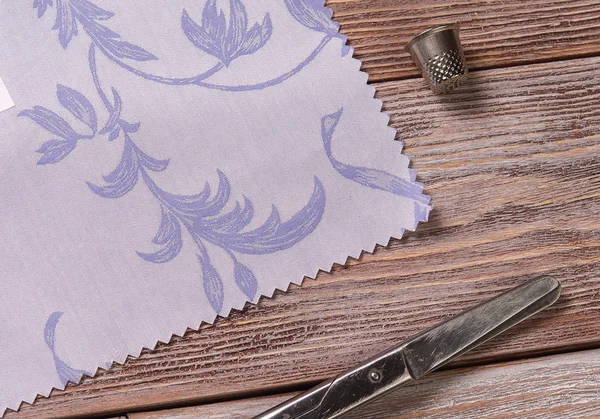 Tekstil makas ve yüksük vintage bir ahşap tablo