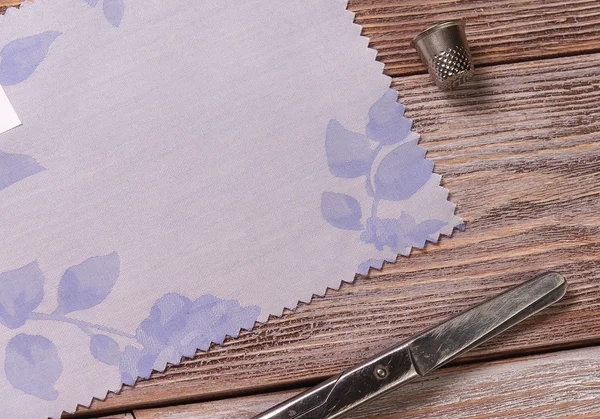 Tekstil makas ve yüksük vintage bir ahşap tablo