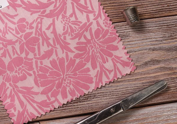Tekstil makas ve yüksük vintage bir ahşap tablo
