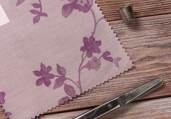 Tekstil makas ve yüksük vintage bir ahşap tablo