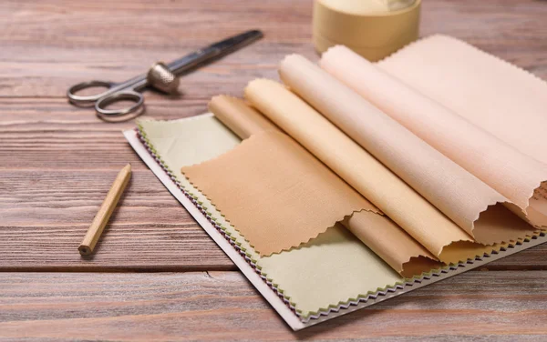Tekstil makas ve yüksük vintage bir ahşap tablo