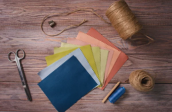 Tekstil makas ve yüksük vintage bir ahşap tablo
