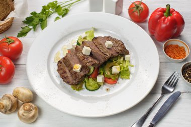 Manzo sığır eti yemek 