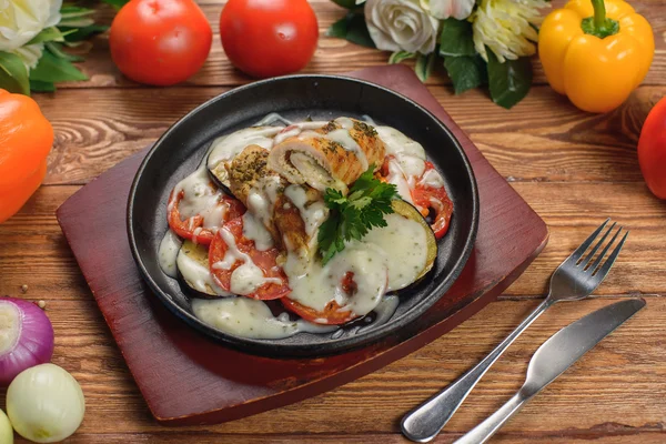 Mantar ve pastırma krem soslu tavuk rulo