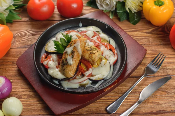 Mantar ve pastırma krem soslu tavuk rulo