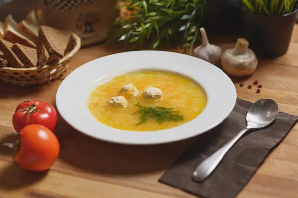 Ahşap bir masa üzerinde köfte çorbası