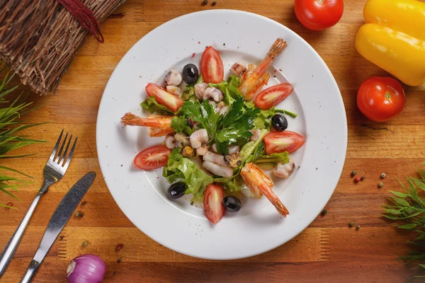 Ahşap bir masa üzerinde deniz ürünleri salatası