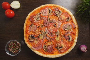 Ahşap bir masa pizzaya. Üstten Görünüm
