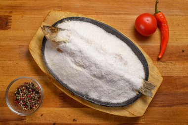 Tuz ahşap bir masa üzerinde pişmiş levrek