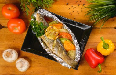 Folyo sebzeli fırında levrek