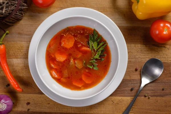 Borsch sebze hizmet bir ahşap tablo