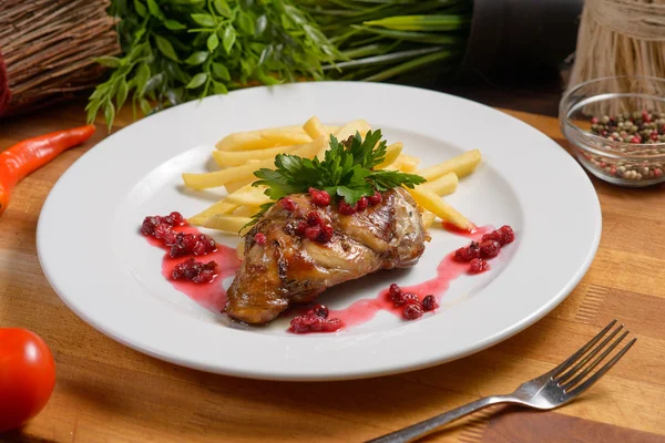 Kızarmış tavşan kızılcık soslu patates kızartması ile