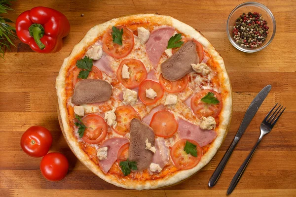 Ahşap bir masa pizzaya. Üstten Görünüm
