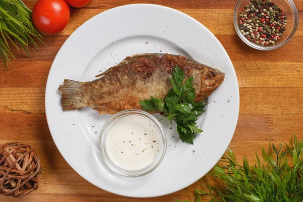 Beyaz soslu kızarmış havuz