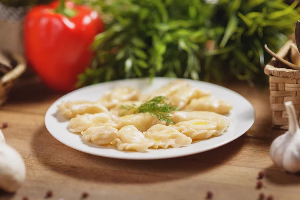 Knödel mit Öl auf einem Holztisch — Stockfoto