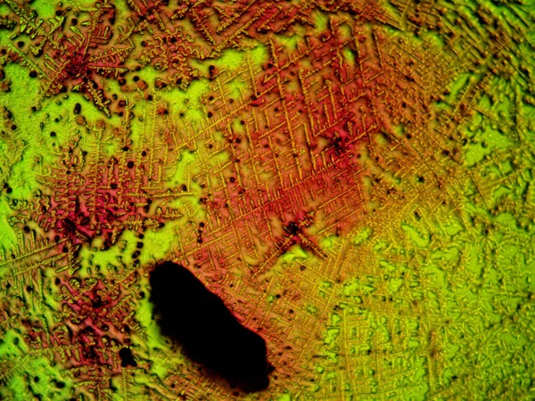 Mikroskop lavenhuk, ev yapımı kristallerin fotoğrafı.