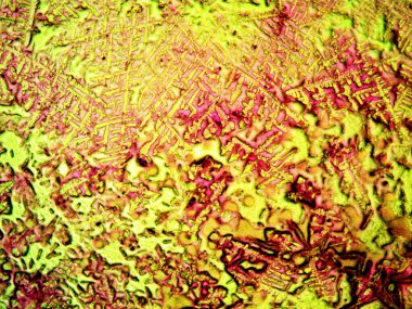 Mikroskop lavenhuk, ev yapımı kristallerin fotoğrafı.