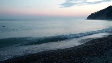 Yalnız adam yüzen ile deniz Panoraması