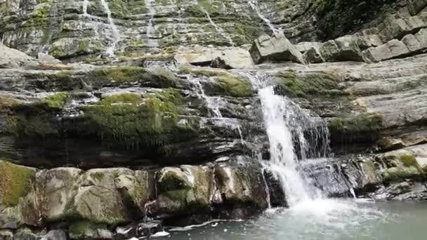 La source du fleuve de montagne 