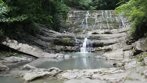 La fuente del río de montaña — Vídeos de Stock