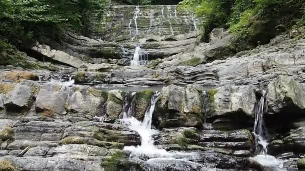 La sorgente del fiume di montagna — Video Stock