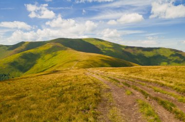 Yaz dağ manzarası ile yol ve bulutların gölgesi