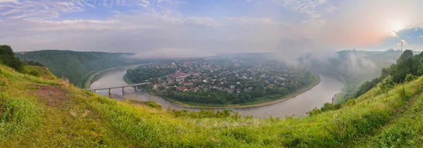 Panorama del cañón del río Dniester. Vista superior de la ciudad Zali — Foto de Stock