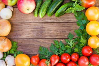 Çerçeve ahşap bir masa üzerinde taze sebze. Üstten Görünüm, alan