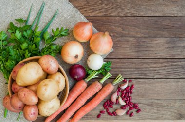 Patates, havuç, soğan çuval bezi ve ahşap tablo