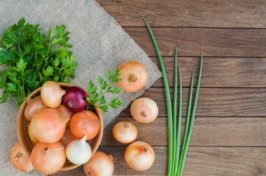 Islak zeminde soğan çuval bezi ve ahşap arka plan