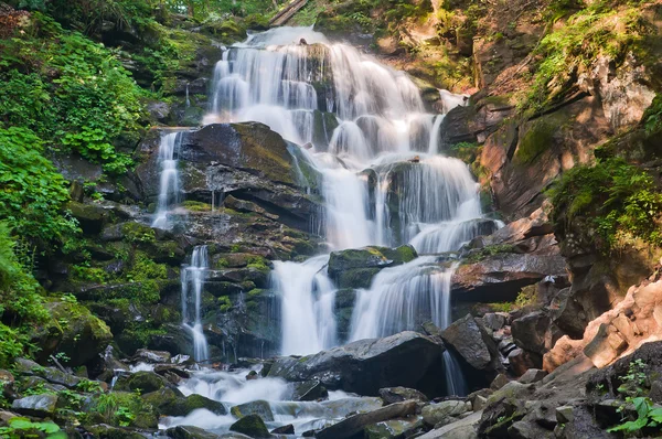 Cárpatos ucranianos, Cachoeira Shypit . — Fotografia de Stock