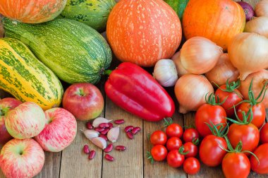 Kabak, soğan, domates ve diğer sebzeler üzerinde ahşap backgr