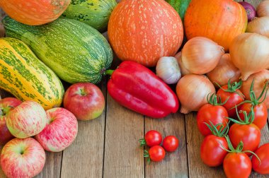 Kabak, soğan, domates ve diğer sebzeler üzerinde ahşap backgr