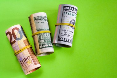 Çevreci bir grupta çarpık dolar ve euro banknotları