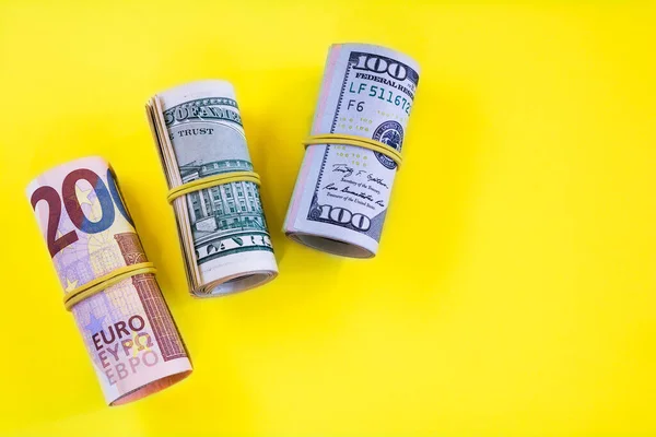 Rollos Retorcidos Billetes Dólares Euros Sobre Fondo Amarillo — Foto de Stock