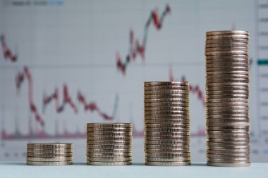 Hisse senetlerinin arka planında madeni para kolonları var. Finansal büyüme kavramı