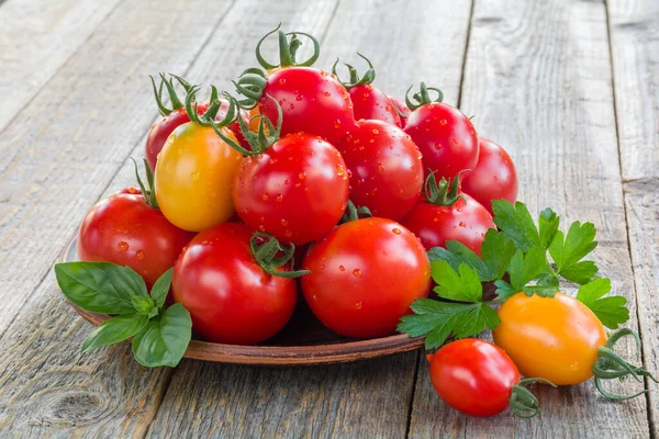 Tomates Fraîches Mûres Dans Une Assiette Sur Une Table Bois — Photo