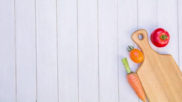 Кухонном Столе Появились Режущая Доска Свежие Овощи Остановить Анимацию — стоковое видео